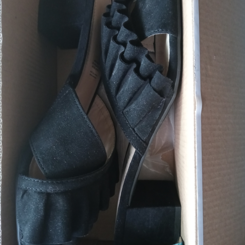 Women Ruffle Slides - Picture 3 of 7